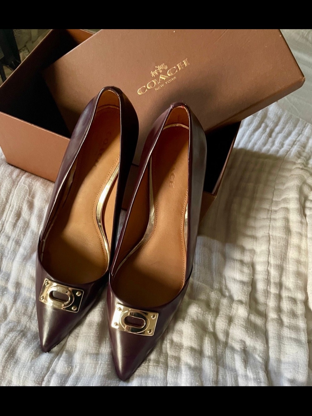 Coach Pointed-Toe Leather Pumps in Burgundy with Gold Plaque US 8 - Picture 2 of 11